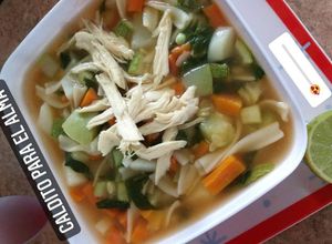 Una foto de Caldo con verduras y tallarines