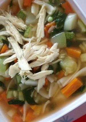 Una foto de Caldo con verduras y tallarines