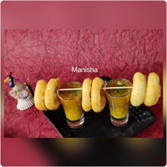 A picture of South Indian Medu Vada.