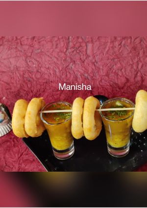 A picture of South Indian Medu Vada.