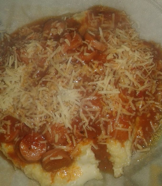 Una foto de Polenta con salchichas