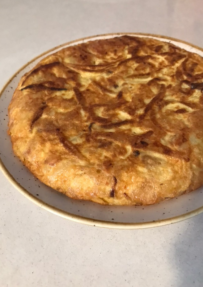 Una foto de Tortilla de patatas con cebolla