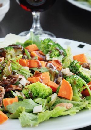 A picture of Salad with figs, sweet potatoes and broccoli.