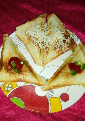 ચીઝ ચિલી સેન્ડવીચ (Cheese Chili Sandwich Recipe In Gujarati) રેસીપી મુખ્ય ફોટો