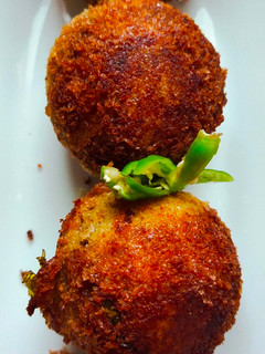 বাহারি পেঁয়াজ ভাজা (Bahari peyaj bhaaja recipe in Bengali) রেসিপির প্রধান ছবি