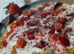 Una foto de 08/08 📅 Pancakes 🥞 Con Topping de Frutillas y Crema🥞