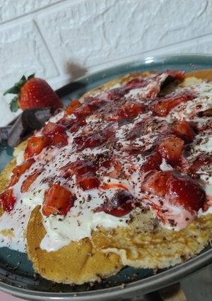 Una foto de 08/08 📅 Pancakes 🥞 Con Topping de Frutillas y Crema🥞