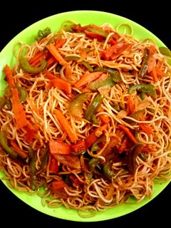 स्पाइसी हक्का नूडल्स (spicy hakka noodles recipe in Hindi) रेसिपी मुख्य फोटो