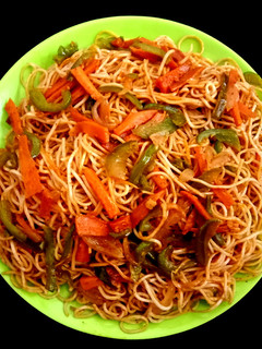 स्पाइसी हक्का नूडल्स (spicy hakka noodles recipe in Hindi) रेसिपी मुख्य फोटो
