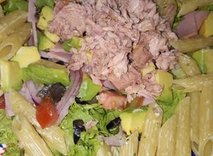 Una foto de Ensalada de pastas y atún