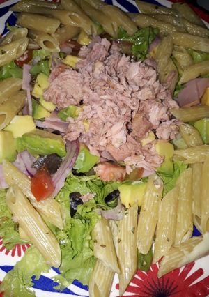 Una foto de Ensalada de pastas y atún