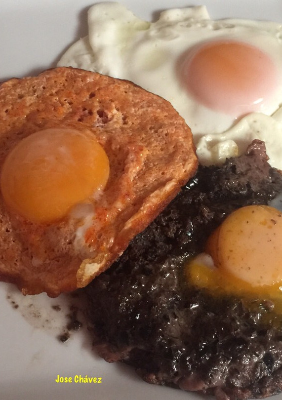 Una foto de Huevos fritos de colores