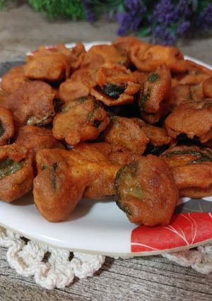 घोसाळ्याची भजी (Ghosalyachi Bhajji Recipe In Marathi) रेसिपी चे मुख्य फोटो