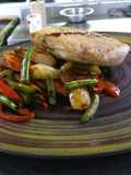 Robalo zarandeado con vegetales