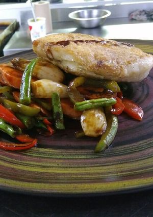 Una foto de Robalo zarandeado con vegetales