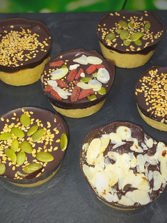 Una foto de Delicias de almendra y chocolate con frutos secos