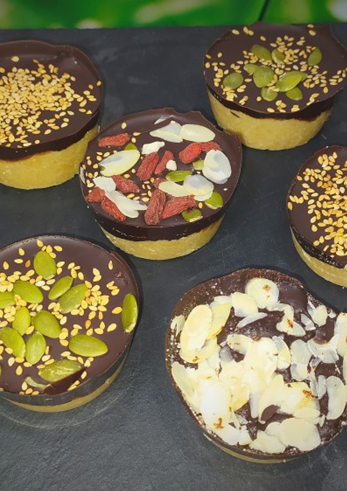 Una foto de Delicias de almendra y chocolate con frutos secos