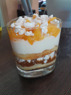 Una foto de Postre chajá en vaso