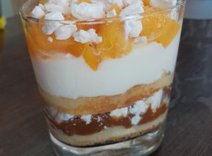 Una foto de Postre chajá en vaso