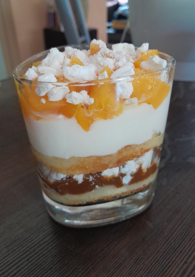 Una foto de Postre chajá en vaso