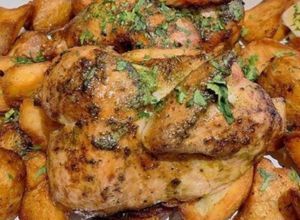 Una foto de Pollo al horno con papas bravas