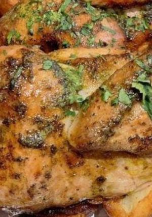 Una foto de Pollo al horno con papas bravas