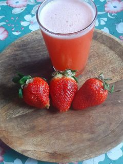 صورة لوصفة عصير الفراولة والليمون 🍋🍓