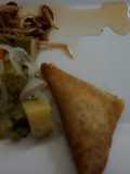 Empanada  de cuaresma de pasta de atún con pan de caja, con  brotes y verduras en vinagre