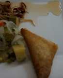 Empanada  de cuaresma de pasta de atún con pan de caja, con  brotes y verduras en vinagre