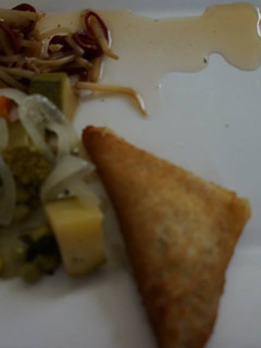 Una foto de Empanada de cuaresma de pasta de atún con pan de caja, con brotes y verduras en vinagre