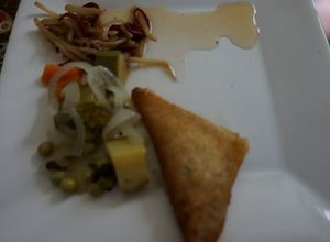 Una foto de Empanada  de cuaresma de pasta de atún con pan de caja, con  brotes y verduras en vinagre