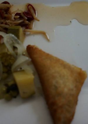 Una foto de Empanada  de cuaresma de pasta de atún con pan de caja, con  brotes y verduras en vinagre