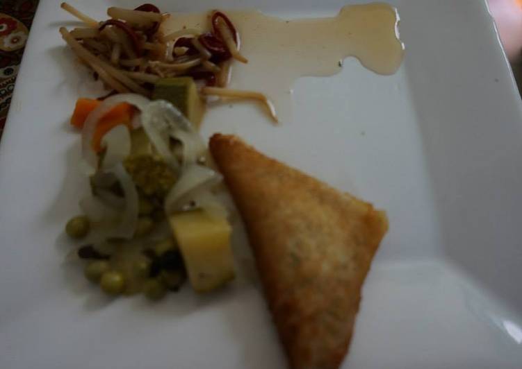 Empanada  de cuaresma de pasta de atún con pan de caja, con  brotes y verduras en vinagre