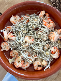 Una foto de Gambas con gulas al ajillo |Fácil y con un toque picante