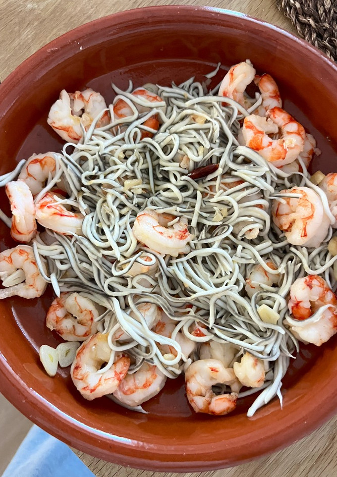 Una foto de Gambas con gulas al ajillo |Fácil y con un toque picante