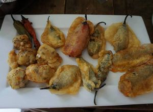 Una foto de Chile jalapeño capeado, con puré de manzana y camote Doña Chole