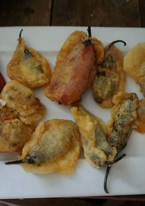 Una foto de Chile jalapeño capeado, con puré de manzana y camote Doña Chole