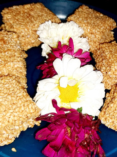 तिळाची चिक्की (tilachi chikki recipe in marathi) रेसिपी चे मुख्य फोटो