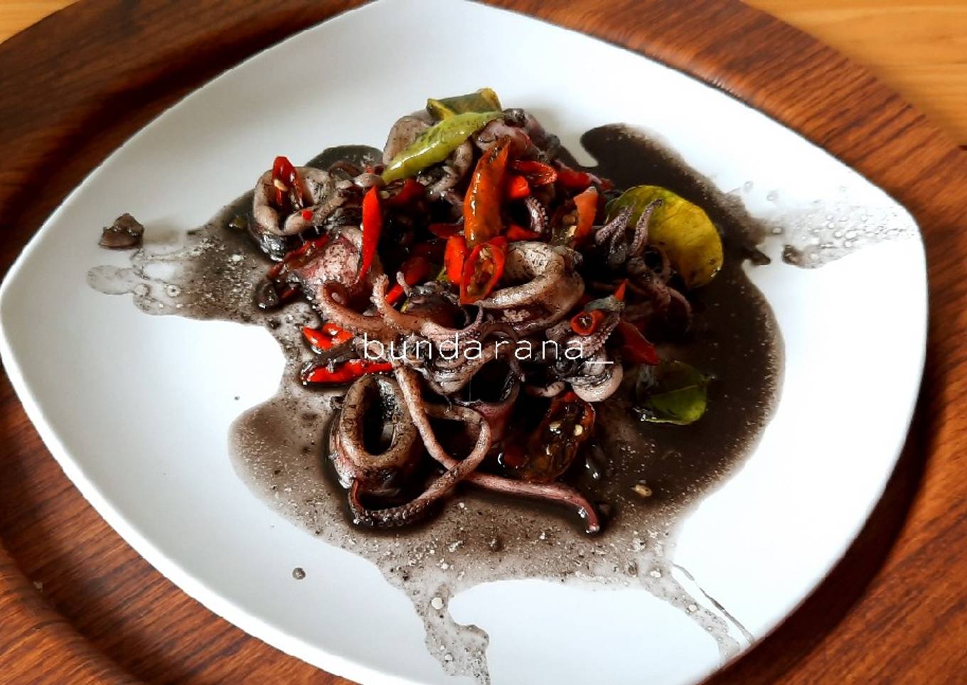 Goreng cumi hitam dengan bumbu || Latar belakang