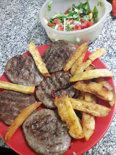 Una foto de Paty con papas rústicas y ensalada