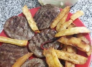 Foto principal de Paty con papas rústicas y ensalada