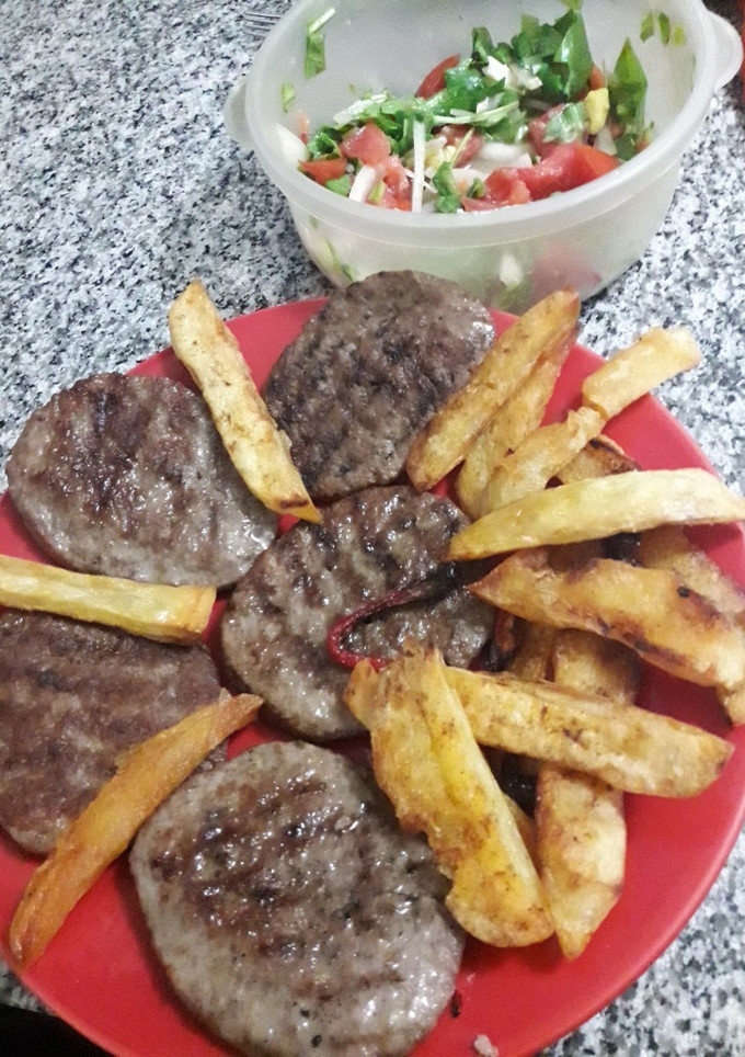 Una foto de Paty con papas rústicas y ensalada