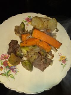 Una foto de Fuente de carne+ verduras 🥔🍠🍈