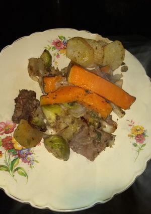 Una foto de Fuente de carne+ verduras 🥔🍠🍈