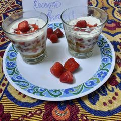A picture of Yummy yogurt and strawberry dessert 😋.