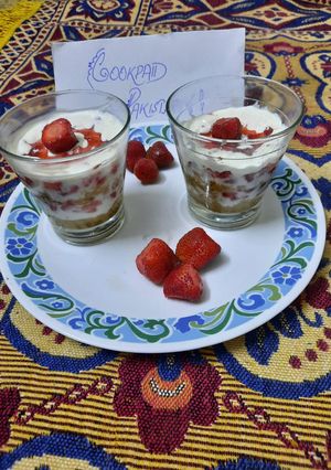 A picture of Yummy yogurt and strawberry dessert 😋.