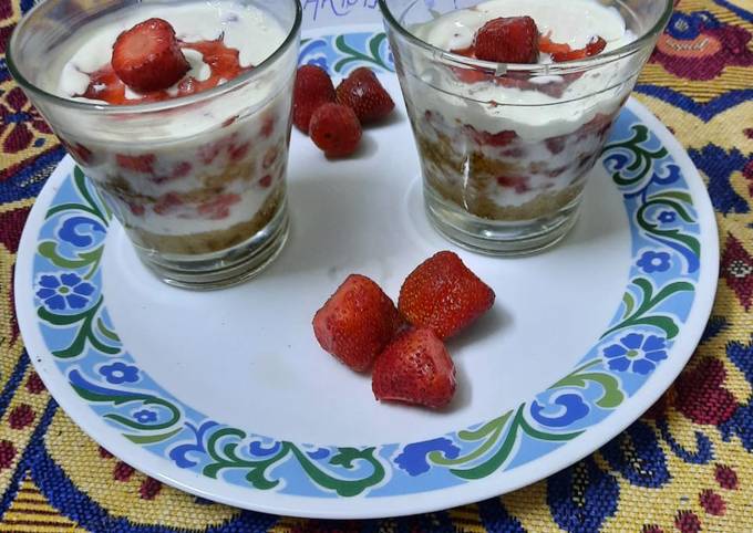 Yummy yogurt and strawberry dessert 😋