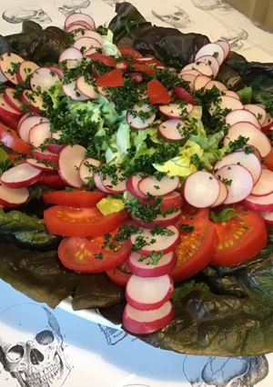 Une photo de Salade de laitue rougette aux tomates,radis cerises et persil