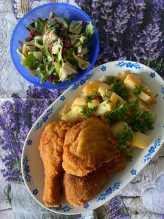 Rántott csirkecomb, mozzarellás friss salátával, rebarbarás dressinggel 🥰 recept fotója
