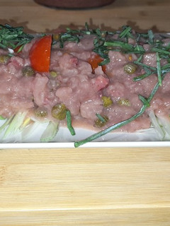 Una foto de Tartar de Atún, con emulsión de fresas (Sin sal)